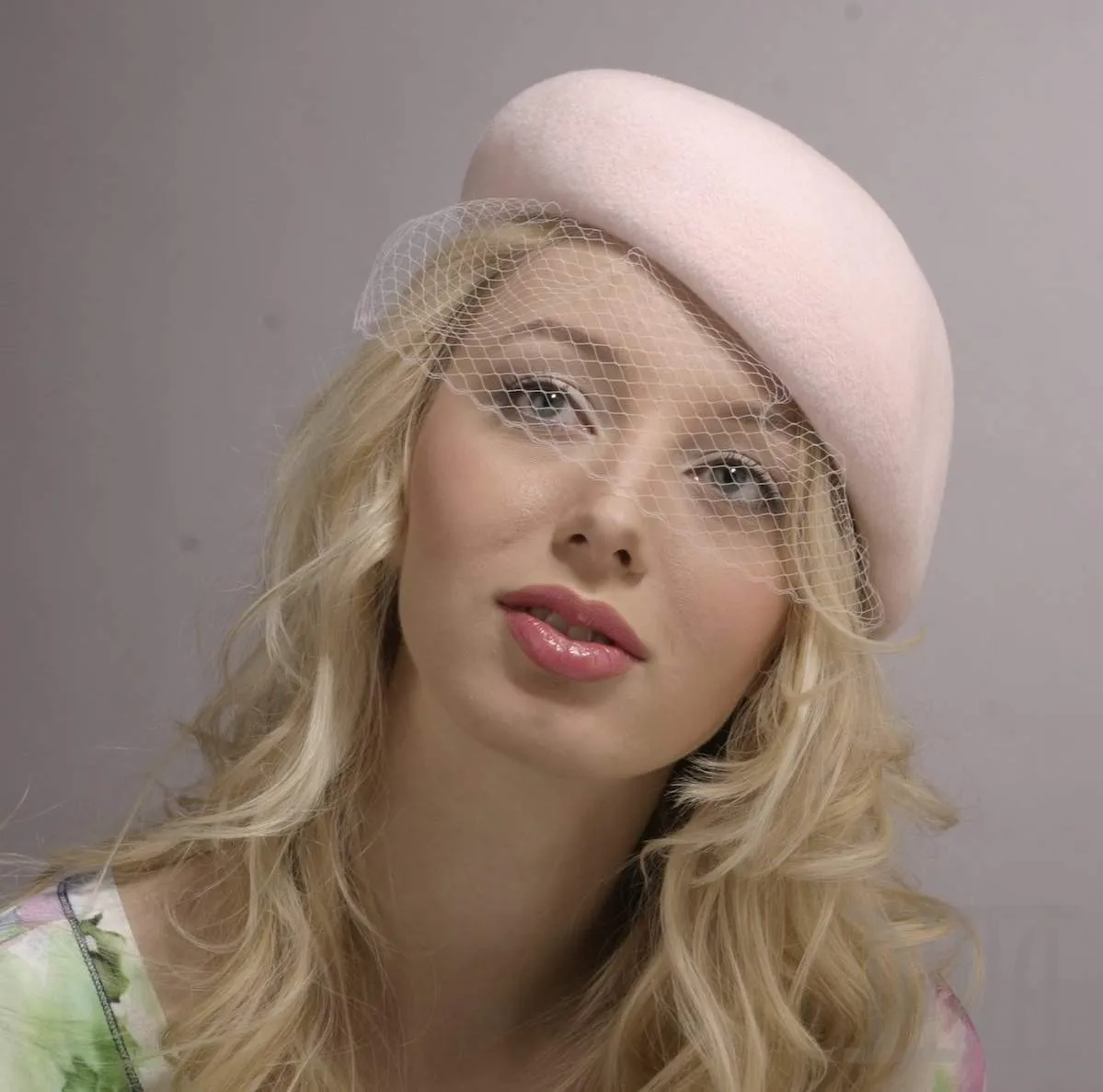 Velour small beret with veil